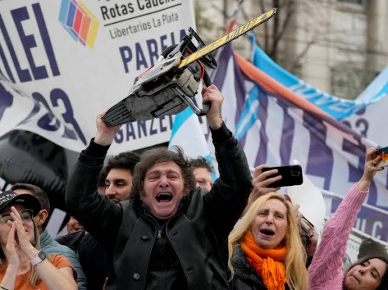 “Viva la motosierra”: Milei responde a Santoro en plena campaña legislativa