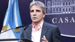Caputo lanza un “neo blanqueo” para tentar dólares del colchón y reactivar la economía infobae