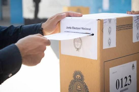 Una nueva encuesta reordena la escena política y deja un favorito claro
