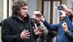 Milei estalla contra Clarín y La Nación por el caso Ficha Limpia y a su vez, denuncia a tres periodistas y redobla su ofensiva contra la prensa.
