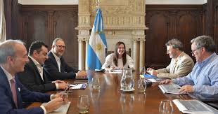 fuerte presión social y política