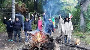 “Pulso caliente en la patagonia: mapuches desafían la orden de desalojo y bloquean un predio clave en Villa la Angostura”