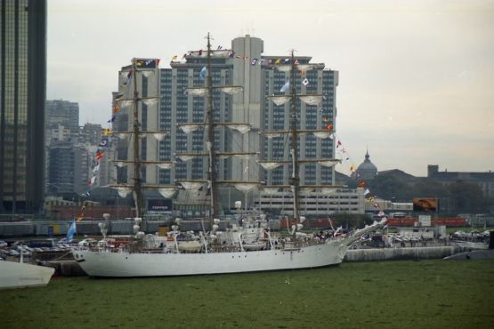  La Fragata Libertad abre sus puertas al público para celebrar el Día de la Armada