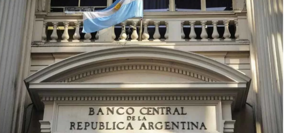 El BCRA quema USD 400 millones para frenar al dólar: tensión con el FMI por intervención prohibida