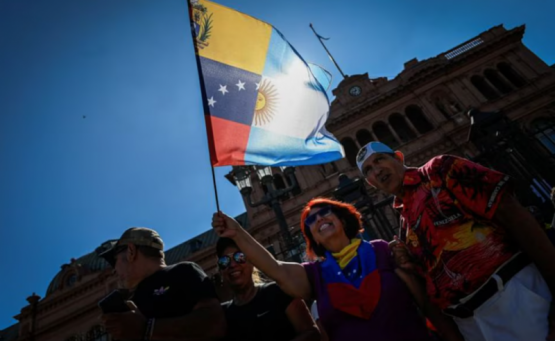 Milei endurece la política migratoria: aranceles en salud y educación, y deportaciones exprés