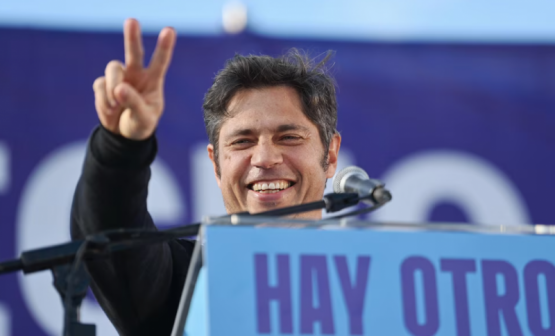 Kicillof se calza el traje de candidato y le apunta a Milei: “No se puede gobernar insultando”