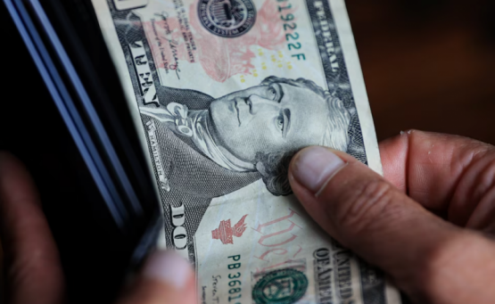 El dólar bajó, pero nadie festeja: más por presión oficial que por confianza