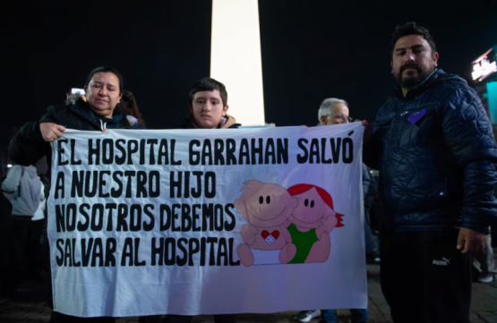 Sin anestesia: médicos del Garrahan marchan al Obelisco en plena pulseada salarial