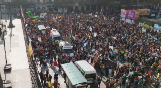 La calle estalla: jubilados, médicos y científicos copan el Congreso contra Milei
