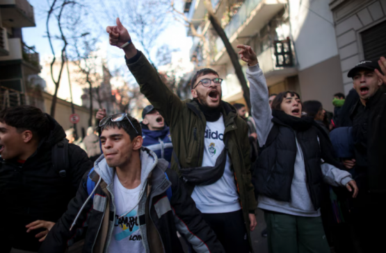 La militancia peronista salió a la calle: tensión y vigilia frente al PJ por Cristina