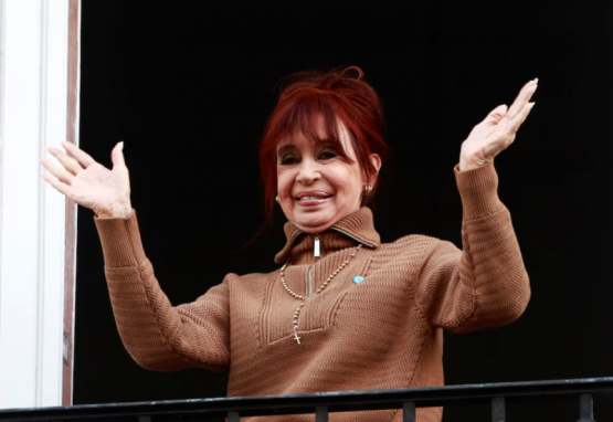 Cristina volvió al balcón tras el desalojo policial en Recoleta