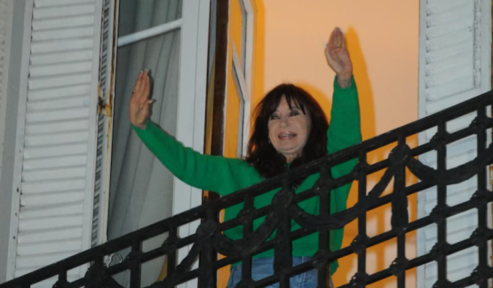 Desafiante, Cristina volvió a salir al balcón tras la polémica judicial
