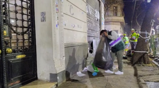 El Gobierno porteño limpió los alrededores de la casa de Cristina: retiraron carteles y cartas de apoyo