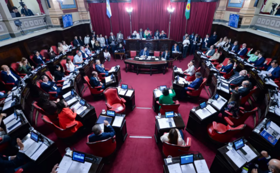 críticas cruzadas a la ley que habilita otro mandato indefinido en PBA