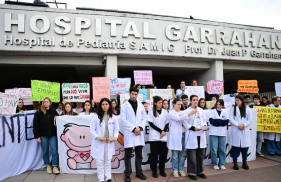 Residentes de hospitales nacionales marchan contra nueva normativa