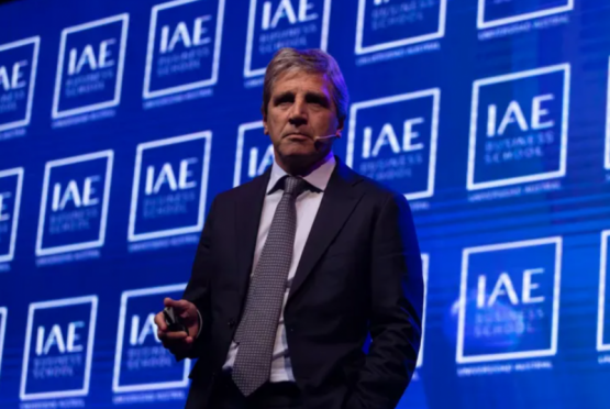 Caputo blanqueó que el superávit será la mitad de lo pactado