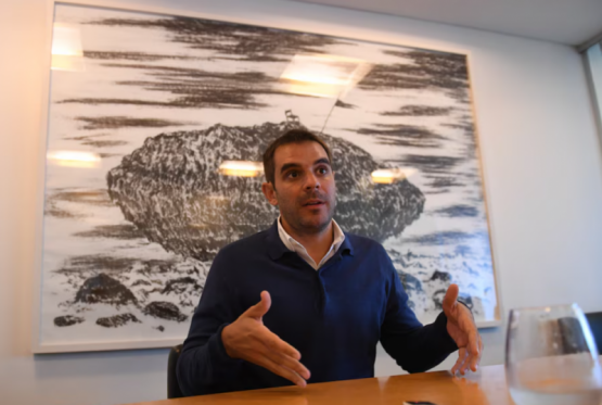 Passaglia mete presión y marca distancia con la política tradicional.