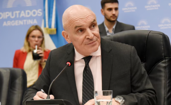 Cruce feroz al libertario Espert: lo acusan de bloquear fondos clave
