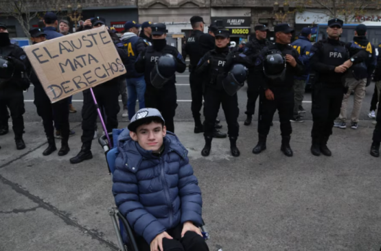 Organizaciones y trabajadores reclaman frente al Congreso