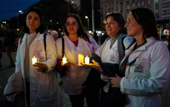 Residentes hacen marcha de velas