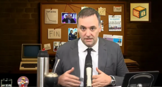 Adorni streamer: del micrófono oficial al show para refutar periodistas
