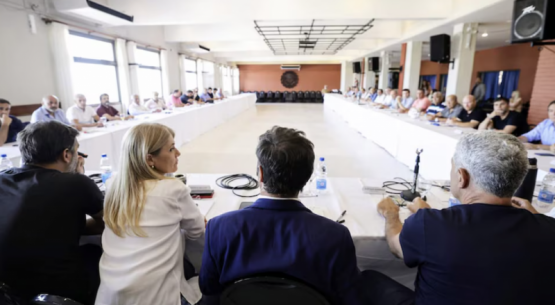 Kicillof arma las listas desde abajo para marcar la cancha en Fuerza Patria