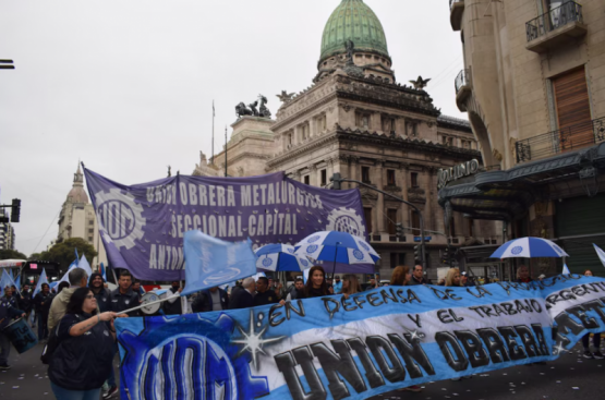 primer desafío sindical al techo salarial de Milei
