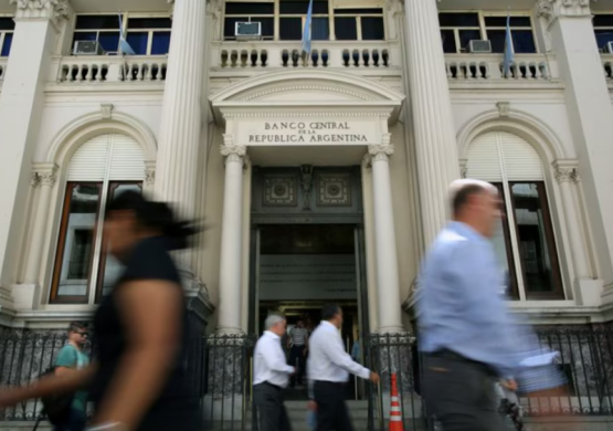 Aumento bancario récord: sueldo inicial supera los $1,8 millones y se posiciona fuera de pauta oficial