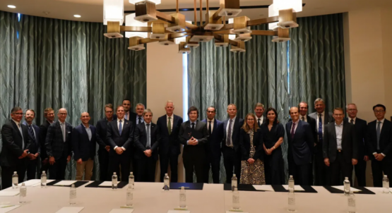Milei y Caputo prometen inversiones millonarias a CEOs de Wall Street