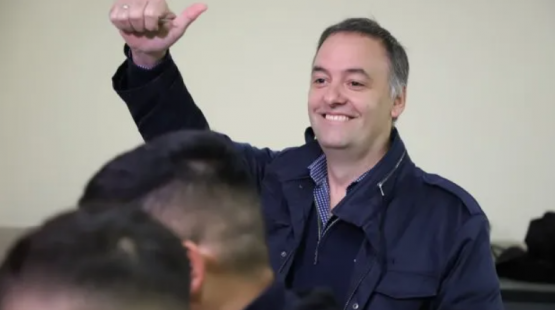 Perlitas del domingo electoral: Adorni votó, pero su mesa ni siquiera había abierto