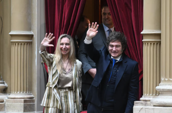 Milei festeja en tono fuerte, pero el “pacman violeta” enfrenta límites