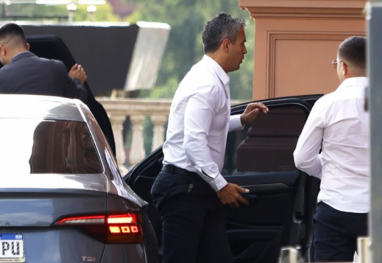 Un juez cercano a los Menem habilitó la feria para voltear el DNU de la SIDE