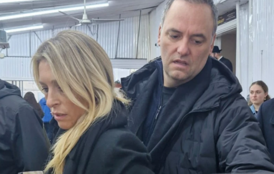 Polémica en la gira: Adorni viajó con su esposa
