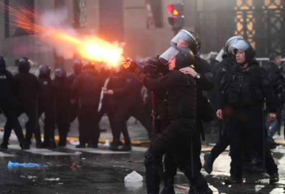 La marcha contra Milei terminó con gases y 12 detenidos