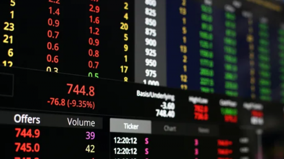 Baja el riesgo país, pero la economía real sigue en rojo