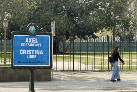 Carteles agitan la interna entre Kicillof y el kirchnerismo
